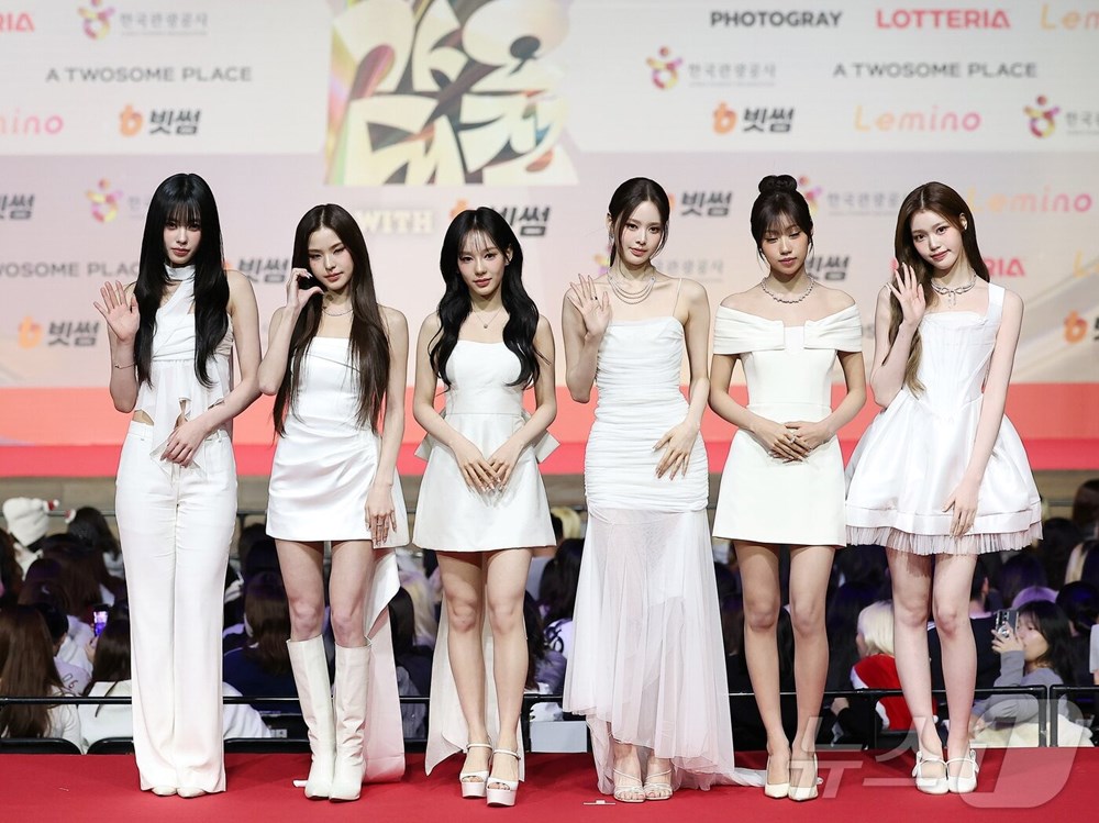 Thảm đỏ hot nhất Giáng sinh 2025: Jang Won Young hóa thiên thần, Winter (aespa) vất vả che dấu ấn tình yêu với Jungkook (BTS) - ảnh 47