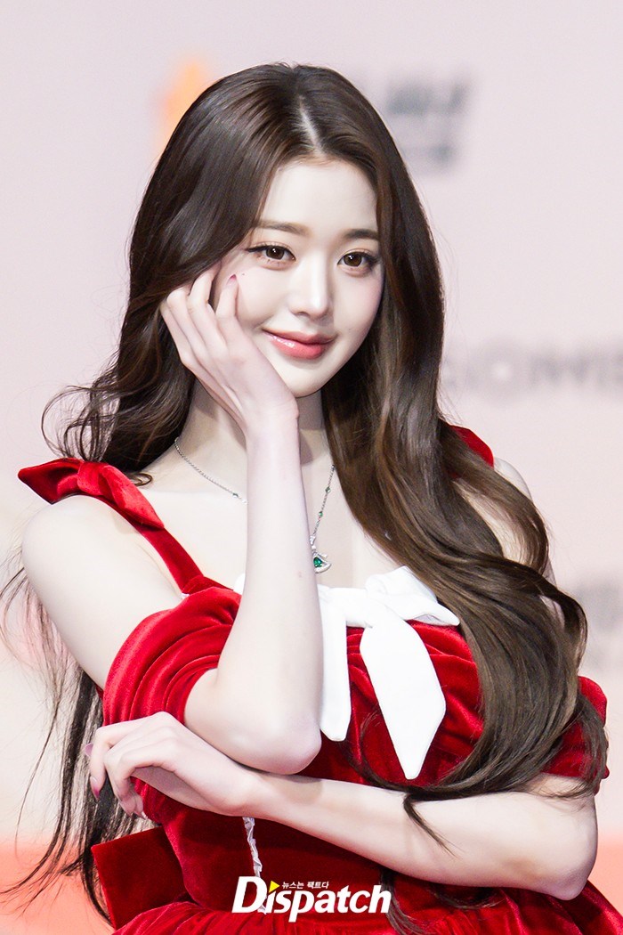 Thảm đỏ hot nhất Giáng sinh 2025: Jang Won Young hóa thiên thần, Winter (aespa) vất vả che dấu ấn tình yêu với Jungkook (BTS) - ảnh 3