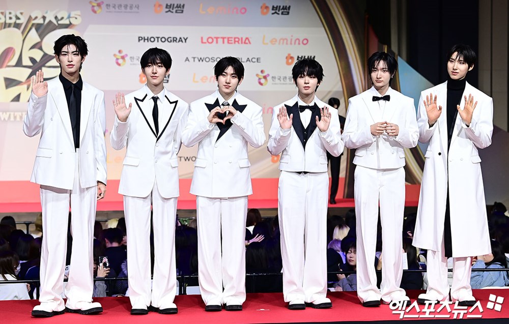 Thảm đỏ hot nhất Giáng sinh 2025: Jang Won Young hóa thiên thần, Winter (aespa) vất vả che dấu ấn tình yêu với Jungkook (BTS) - ảnh 55