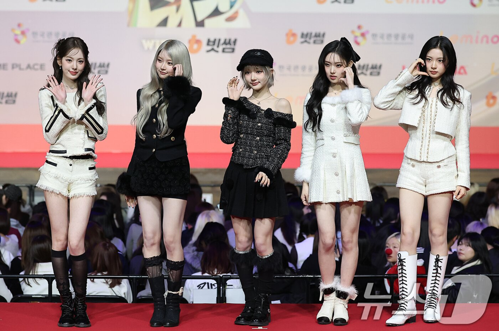 Thảm đỏ hot nhất Giáng sinh 2025: Jang Won Young hóa thiên thần, Winter (aespa) vất vả che dấu ấn tình yêu với Jungkook (BTS) - ảnh 46