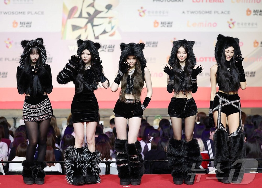 Thảm đỏ hot nhất Giáng sinh 2025: Jang Won Young hóa thiên thần, Winter (aespa) vất vả che dấu ấn tình yêu với Jungkook (BTS) - ảnh 42