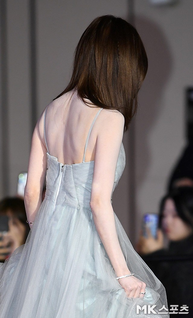 Thảm đỏ hot nhất Giáng sinh 2025: Jang Won Young hóa thiên thần, Winter (aespa) vất vả che dấu ấn tình yêu với Jungkook (BTS) - ảnh 10