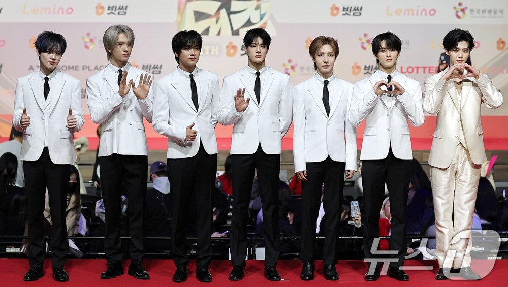 Thảm đỏ hot nhất Giáng sinh 2025: Jang Won Young hóa thiên thần, Winter (aespa) vất vả che dấu ấn tình yêu với Jungkook (BTS) - ảnh 27