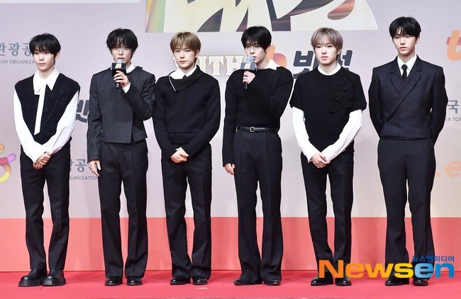 Thảm đỏ hot nhất Giáng sinh 2025: Jang Won Young hóa thiên thần, Winter (aespa) vất vả che dấu ấn tình yêu với Jungkook (BTS) - ảnh 28