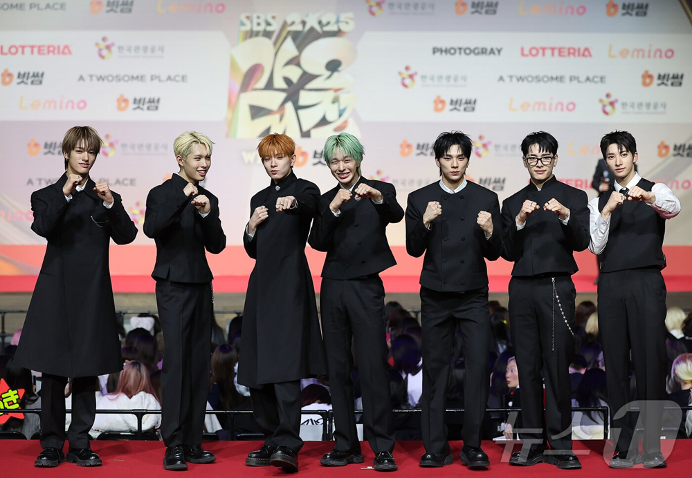 Thảm đỏ hot nhất Giáng sinh 2025: Jang Won Young hóa thiên thần, Winter (aespa) vất vả che dấu ấn tình yêu với Jungkook (BTS) - ảnh 56