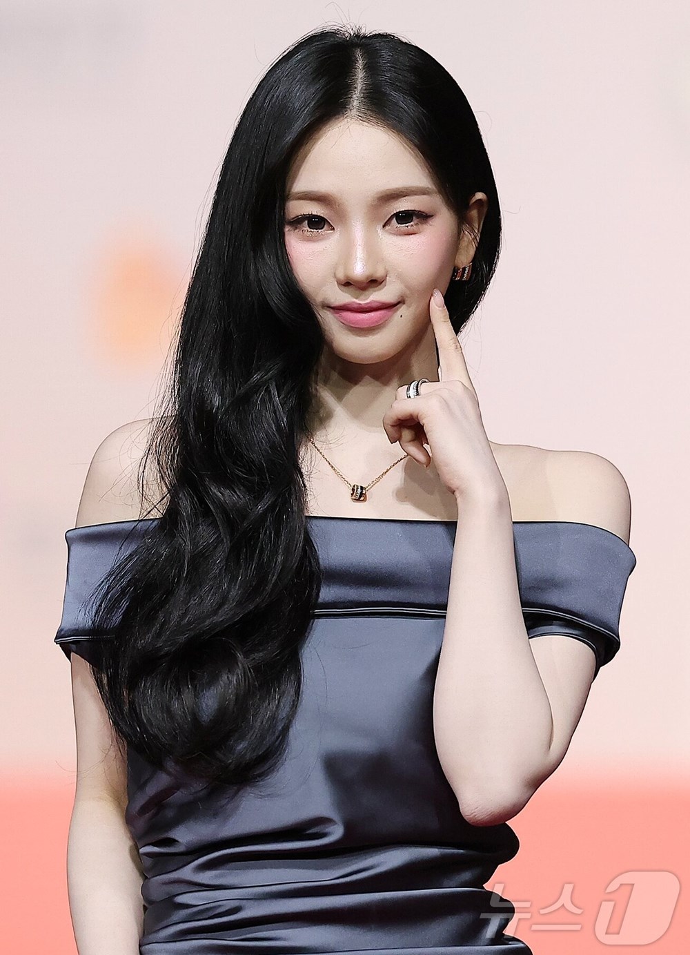 Thảm đỏ hot nhất Giáng sinh 2025: Jang Won Young hóa thiên thần, Winter (aespa) vất vả che dấu ấn tình yêu với Jungkook (BTS) - ảnh 12