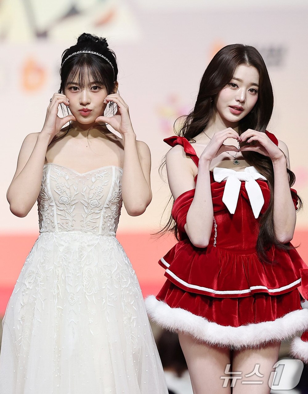 Thảm đỏ hot nhất Giáng sinh 2025: Jang Won Young hóa thiên thần, Winter (aespa) vất vả che dấu ấn tình yêu với Jungkook (BTS) - ảnh 2