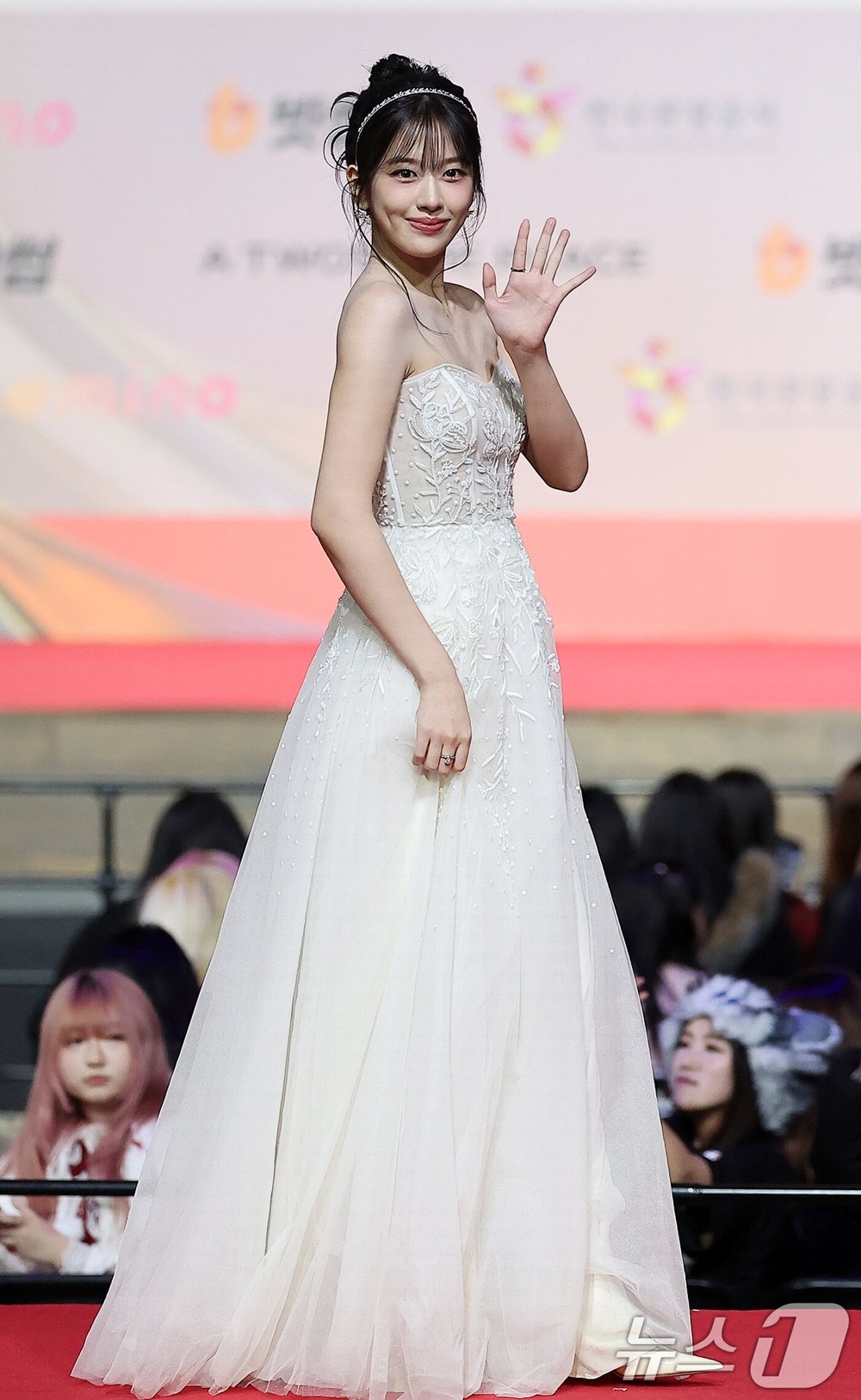 Thảm đỏ hot nhất Giáng sinh 2025: Jang Won Young hóa thiên thần, Winter (aespa) vất vả che dấu ấn tình yêu với Jungkook (BTS) - ảnh 5