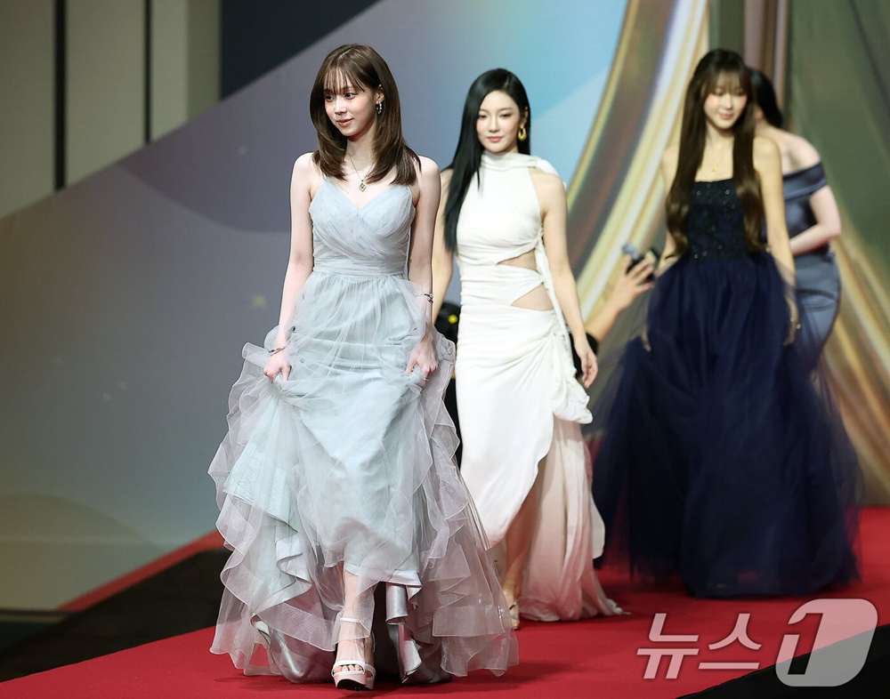 Thảm đỏ hot nhất Giáng sinh 2025: Jang Won Young hóa thiên thần, Winter (aespa) vất vả che dấu ấn tình yêu với Jungkook (BTS) - ảnh 7