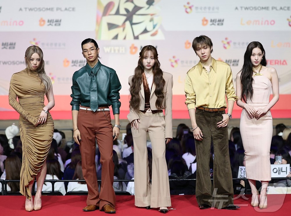 Thảm đỏ hot nhất Giáng sinh 2025: Jang Won Young hóa thiên thần, Winter (aespa) vất vả che dấu ấn tình yêu với Jungkook (BTS) - ảnh 36