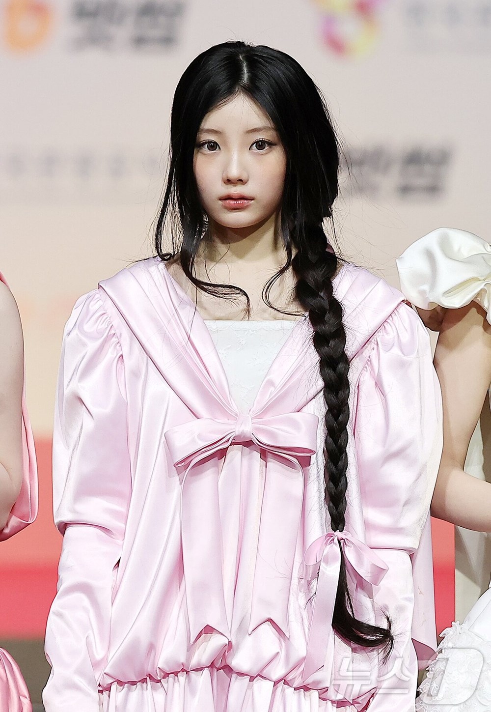 Thảm đỏ hot nhất Giáng sinh 2025: Jang Won Young hóa thiên thần, Winter (aespa) vất vả che dấu ấn tình yêu với Jungkook (BTS) - ảnh 41