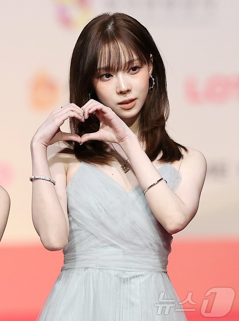 Thảm đỏ hot nhất Giáng sinh 2025: Jang Won Young hóa thiên thần, Winter (aespa) vất vả che dấu ấn tình yêu với Jungkook (BTS) - ảnh 9