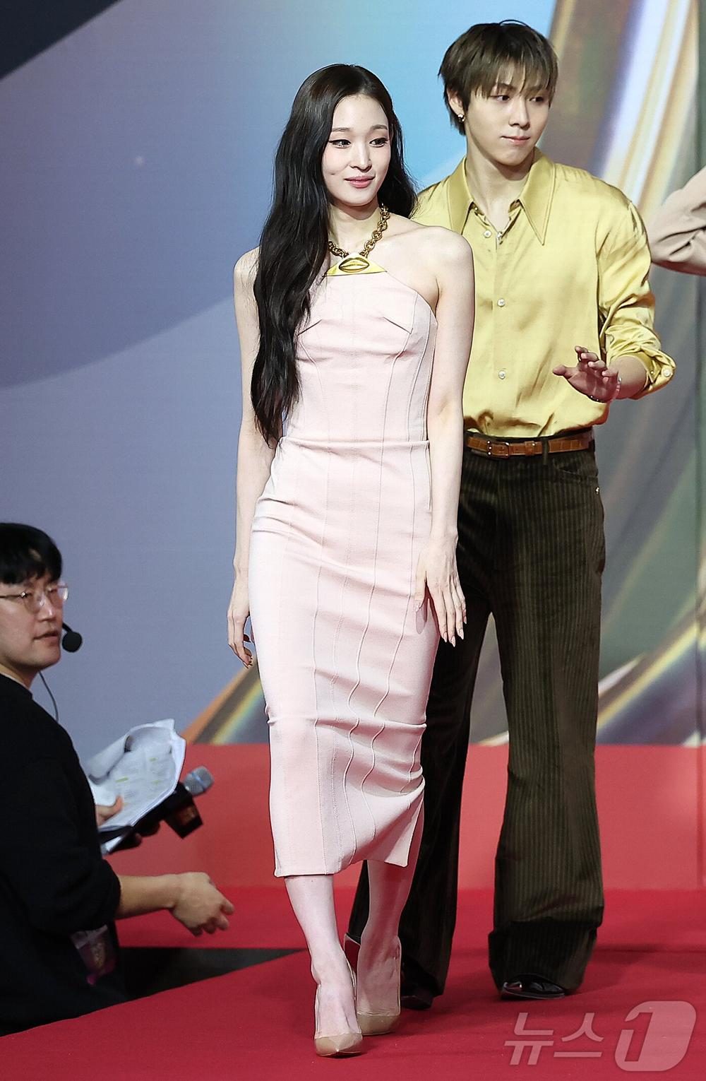 Thảm đỏ hot nhất Giáng sinh 2025: Jang Won Young hóa thiên thần, Winter (aespa) vất vả che dấu ấn tình yêu với Jungkook (BTS) - ảnh 37