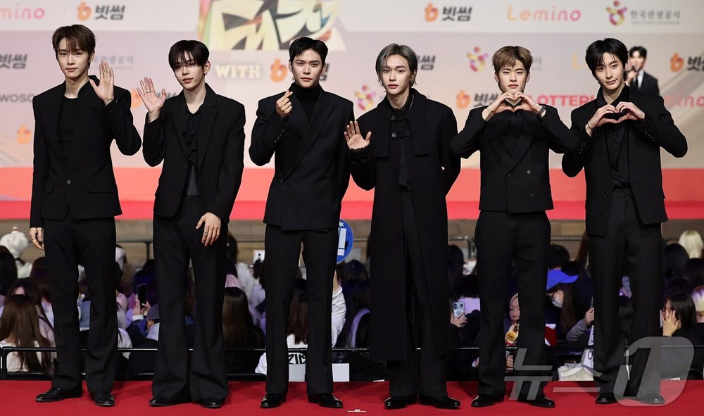 Thảm đỏ hot nhất Giáng sinh 2025: Jang Won Young hóa thiên thần, Winter (aespa) vất vả che dấu ấn tình yêu với Jungkook (BTS) - ảnh 34