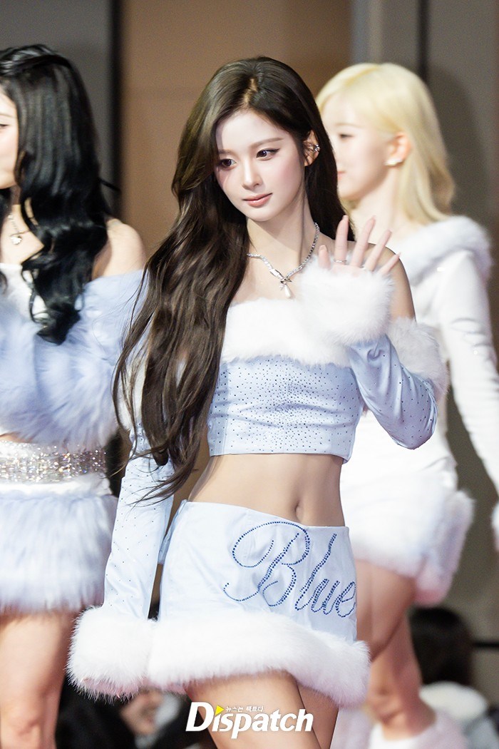 Thảm đỏ hot nhất Giáng sinh 2025: Jang Won Young hóa thiên thần, Winter (aespa) vất vả che dấu ấn tình yêu với Jungkook (BTS) - ảnh 20