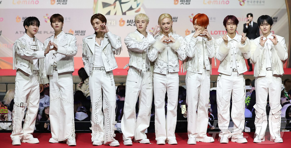 Thảm đỏ hot nhất Giáng sinh 2025: Jang Won Young hóa thiên thần, Winter (aespa) vất vả che dấu ấn tình yêu với Jungkook (BTS) - ảnh 31