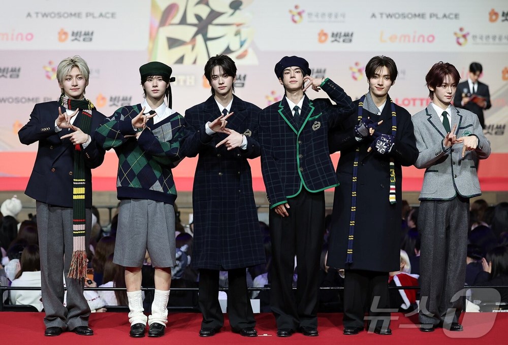 Thảm đỏ hot nhất Giáng sinh 2025: Jang Won Young hóa thiên thần, Winter (aespa) vất vả che dấu ấn tình yêu với Jungkook (BTS) - ảnh 53