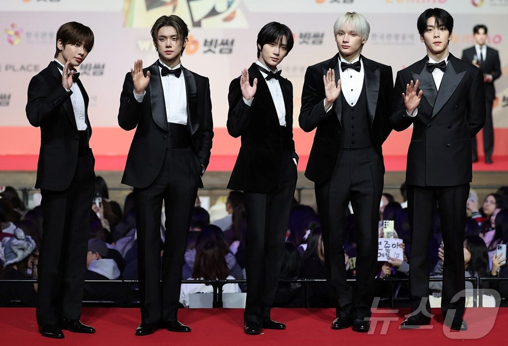 Thảm đỏ hot nhất Giáng sinh 2025: Jang Won Young hóa thiên thần, Winter (aespa) vất vả che dấu ấn tình yêu với Jungkook (BTS) - ảnh 30