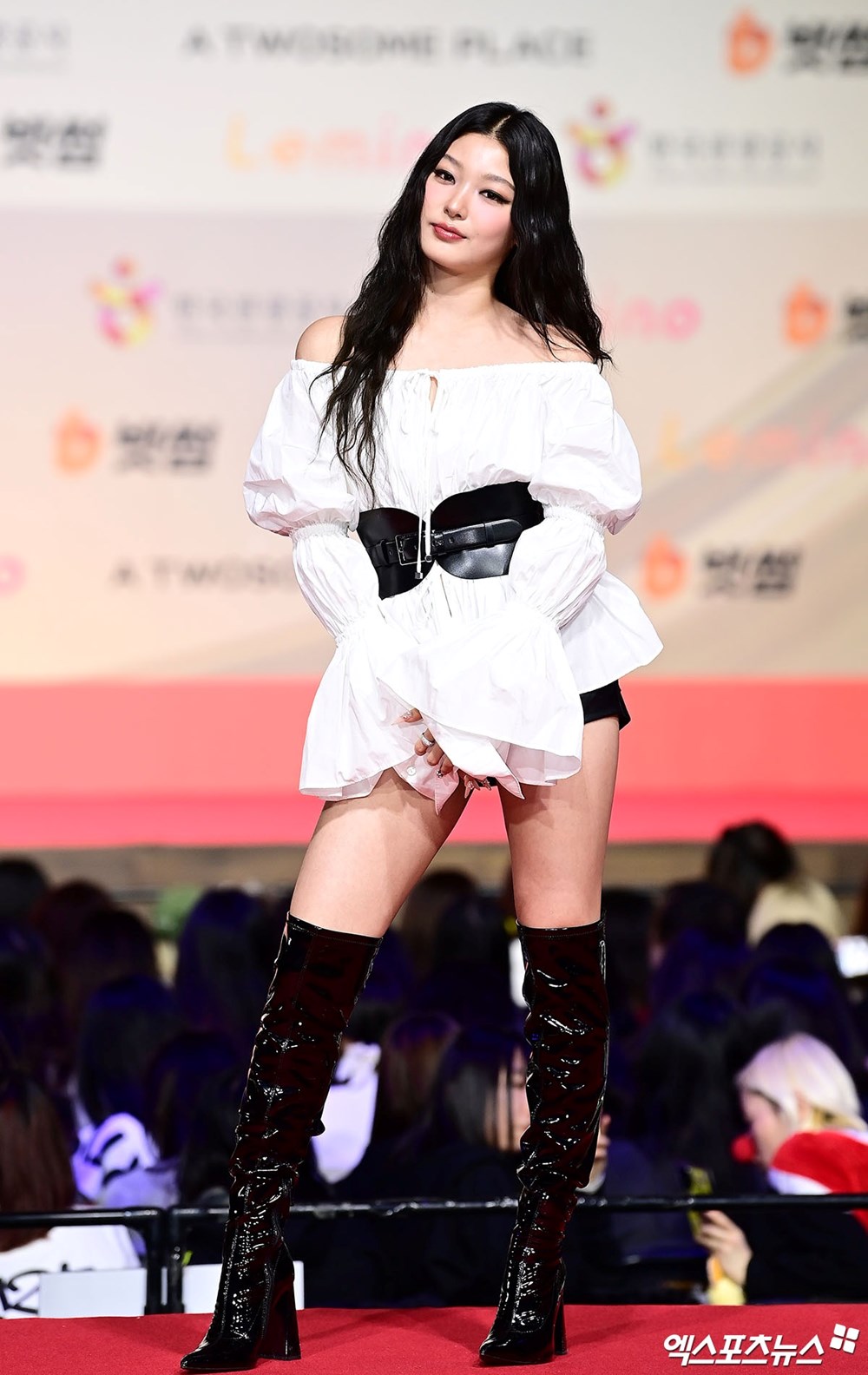 Thảm đỏ hot nhất Giáng sinh 2025: Jang Won Young hóa thiên thần, Winter (aespa) vất vả che dấu ấn tình yêu với Jungkook (BTS) - ảnh 50