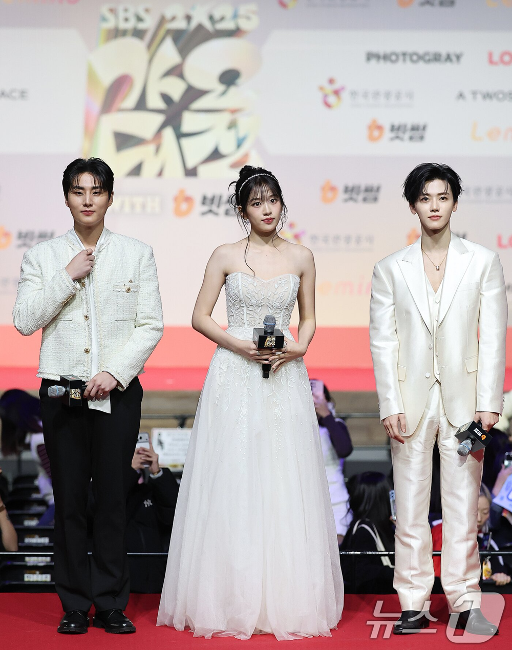 Thảm đỏ hot nhất Giáng sinh 2025: Jang Won Young hóa thiên thần, Winter (aespa) vất vả che dấu ấn tình yêu với Jungkook (BTS) - ảnh 6