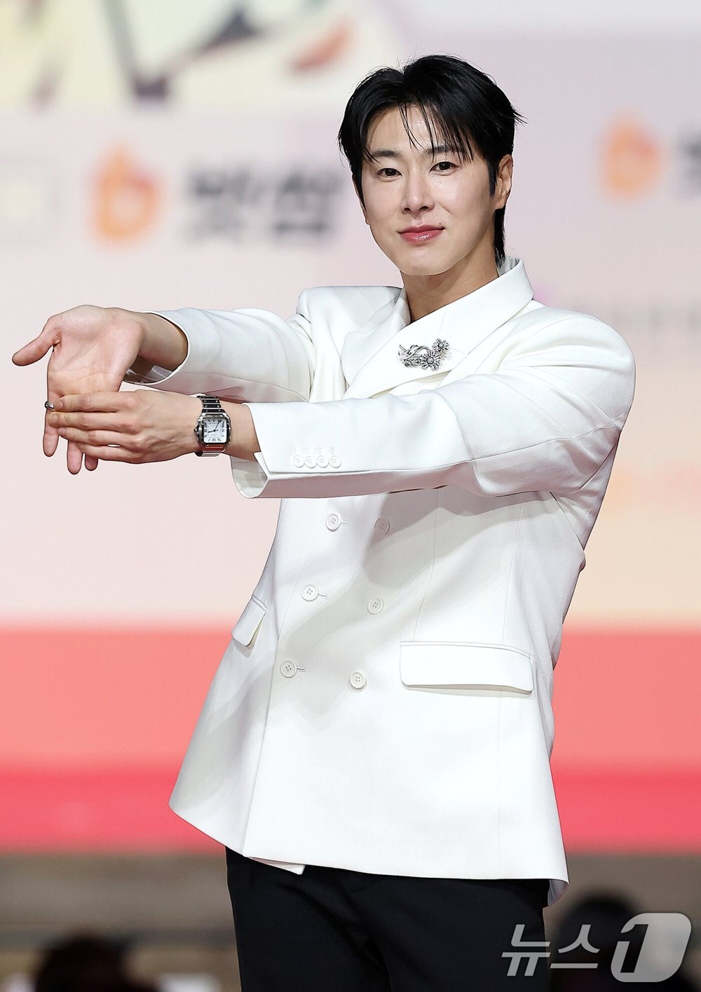 Thảm đỏ hot nhất Giáng sinh 2025: Jang Won Young hóa thiên thần, Winter (aespa) vất vả che dấu ấn tình yêu với Jungkook (BTS) - ảnh 25