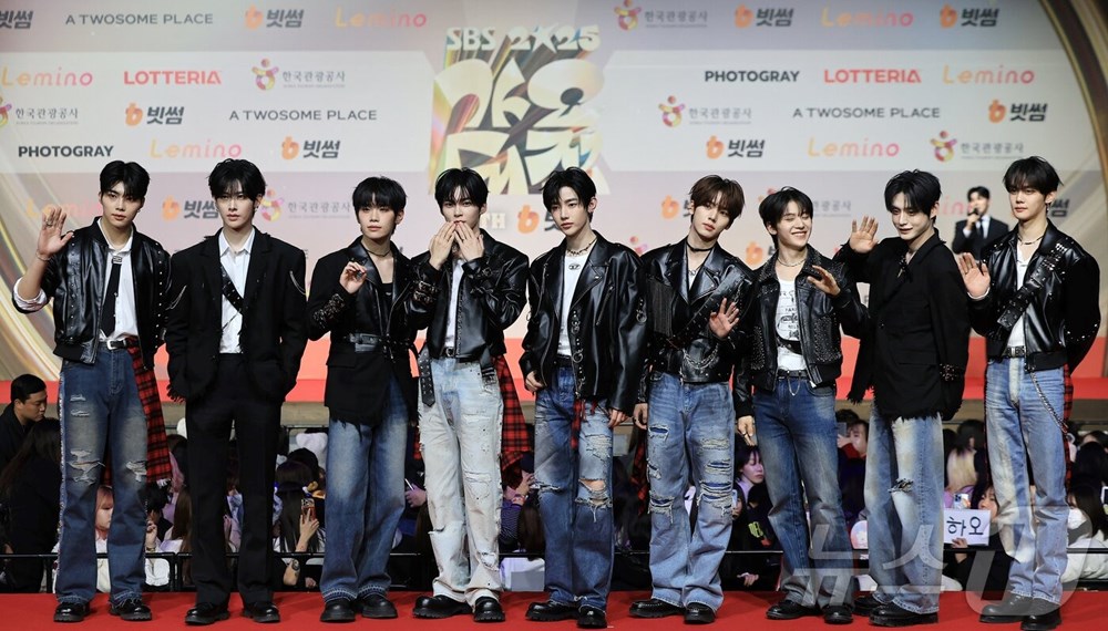 Thảm đỏ hot nhất Giáng sinh 2025: Jang Won Young hóa thiên thần, Winter (aespa) vất vả che dấu ấn tình yêu với Jungkook (BTS) - ảnh 51