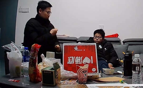 Trước giờ bố đi làm xa, camera trong phòng khách ghi lại cảnh tượng khiến nhiều người chảy nước mắt - ảnh 1