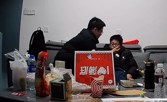 Trước giờ bố đi làm xa, camera trong phòng khách ghi lại cảnh tượng khiến nhiều người chảy nước mắt - ảnh 2