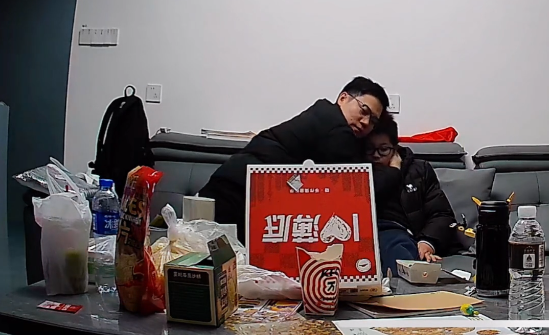 Trước giờ bố đi làm xa, camera trong phòng khách ghi lại cảnh tượng khiến nhiều người chảy nước mắt - ảnh 3