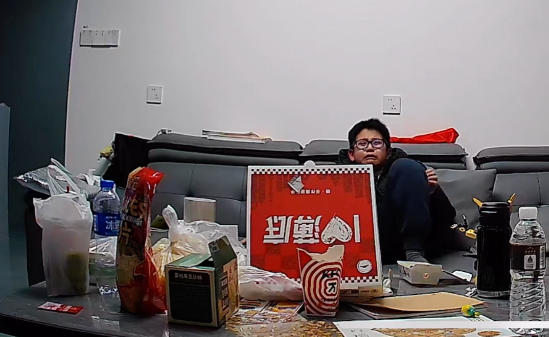 Trước giờ bố đi làm xa, camera trong phòng khách ghi lại cảnh tượng khiến nhiều người chảy nước mắt - ảnh 4