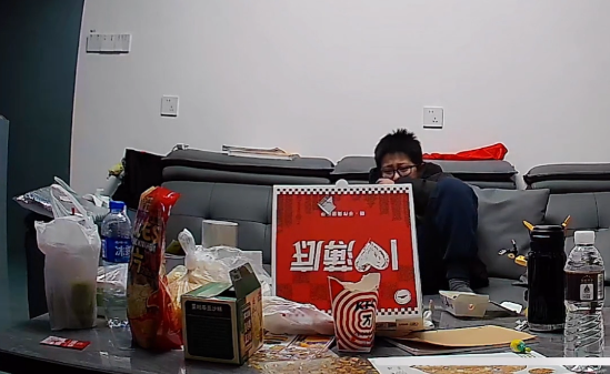 Trước giờ bố đi làm xa, camera trong phòng khách ghi lại cảnh tượng khiến nhiều người chảy nước mắt - ảnh 5