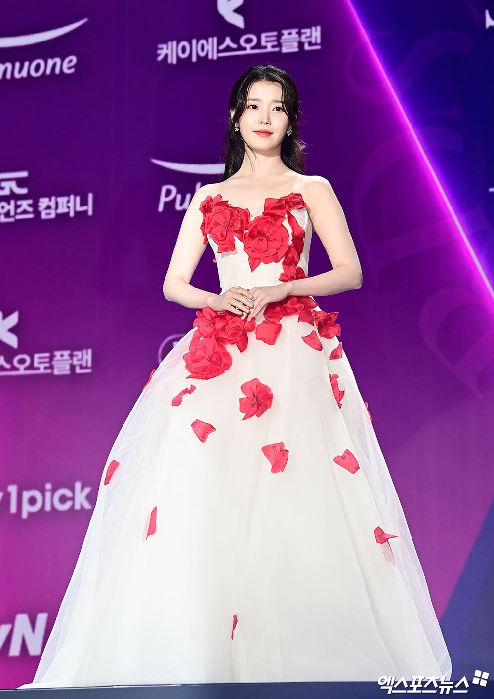 Siêu thảm tím APAN Star Awards 2025: IU hóa “nữ thần mùa xuân”, 2 bạn trai màn ảnh của Yoona đụng độ - ảnh 1