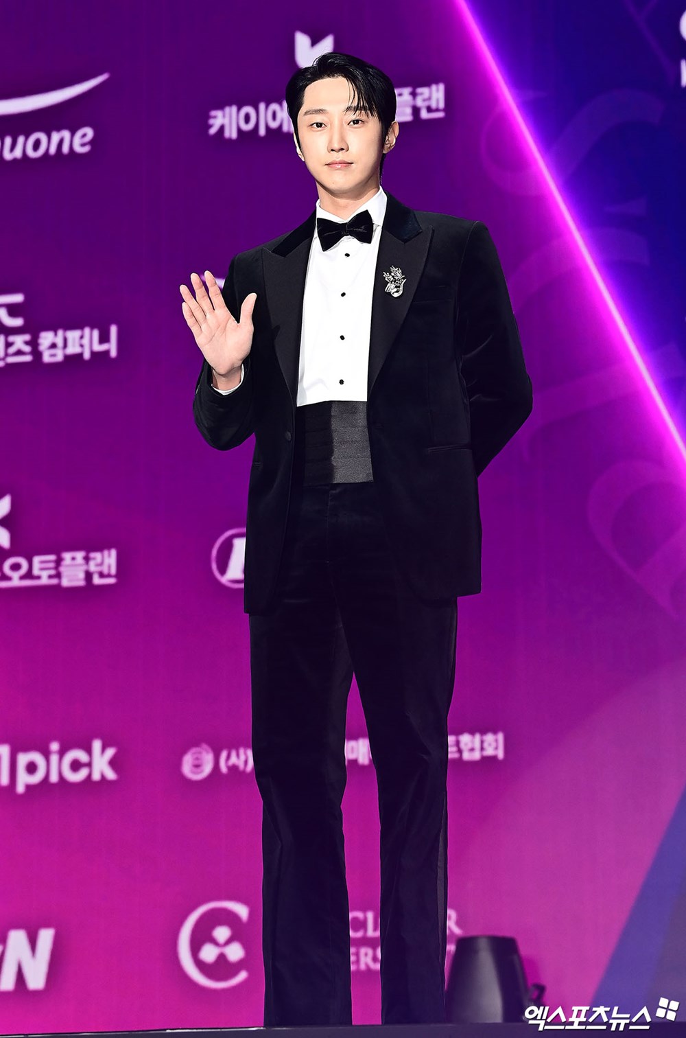 Siêu thảm tím APAN Star Awards 2025: IU hóa “nữ thần mùa xuân”, 2 bạn trai màn ảnh của Yoona đụng độ - ảnh 24