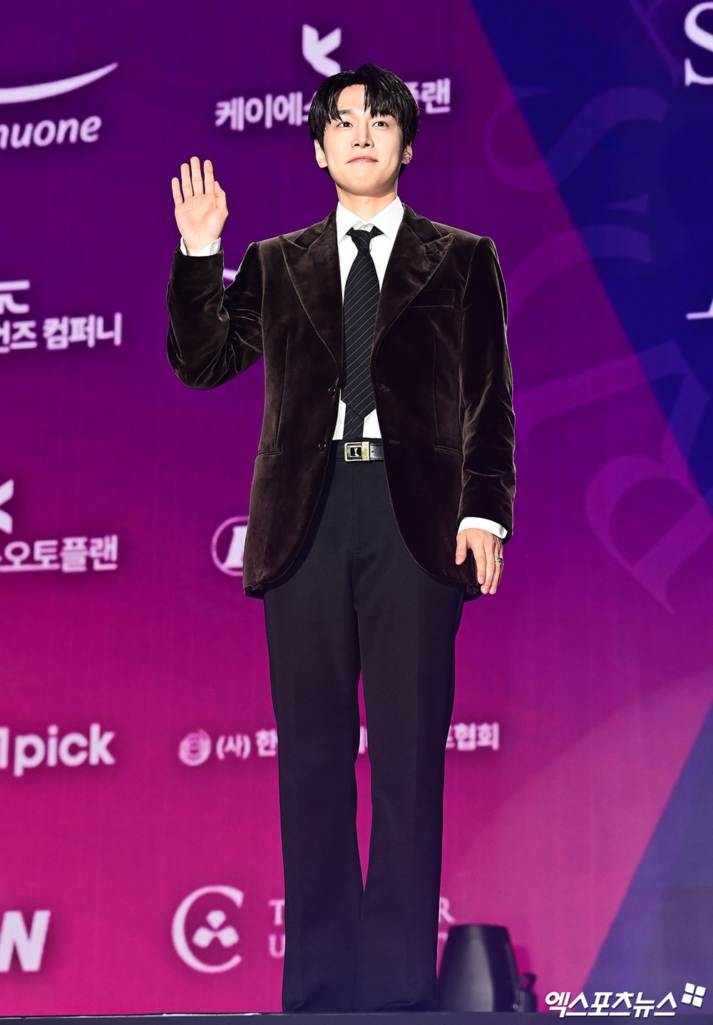 Siêu thảm tím APAN Star Awards 2025: IU hóa “nữ thần mùa xuân”, 2 bạn trai màn ảnh của Yoona đụng độ - ảnh 25