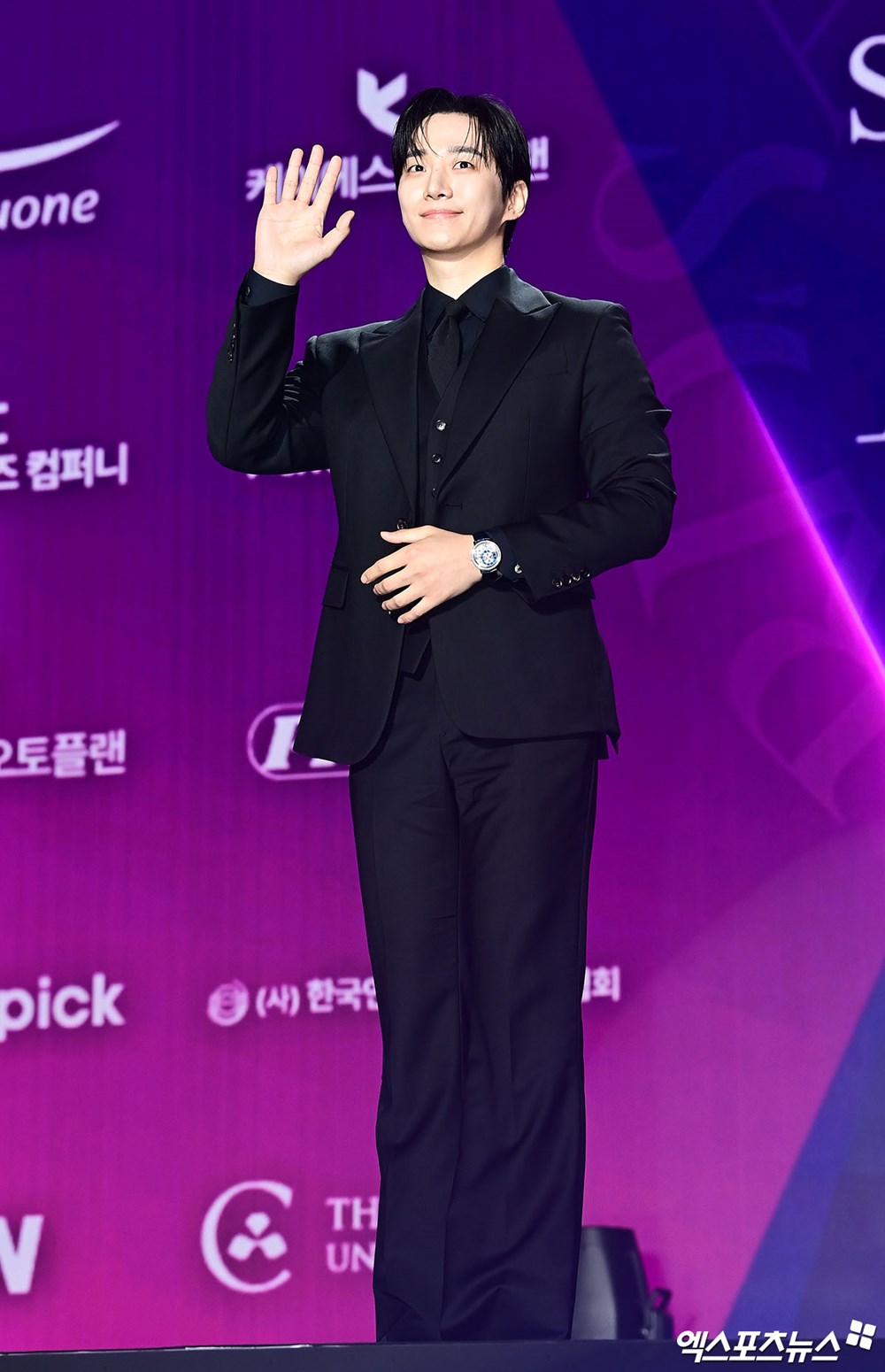 Siêu thảm tím APAN Star Awards 2025: IU hóa “nữ thần mùa xuân”, 2 bạn trai màn ảnh của Yoona đụng độ - ảnh 8