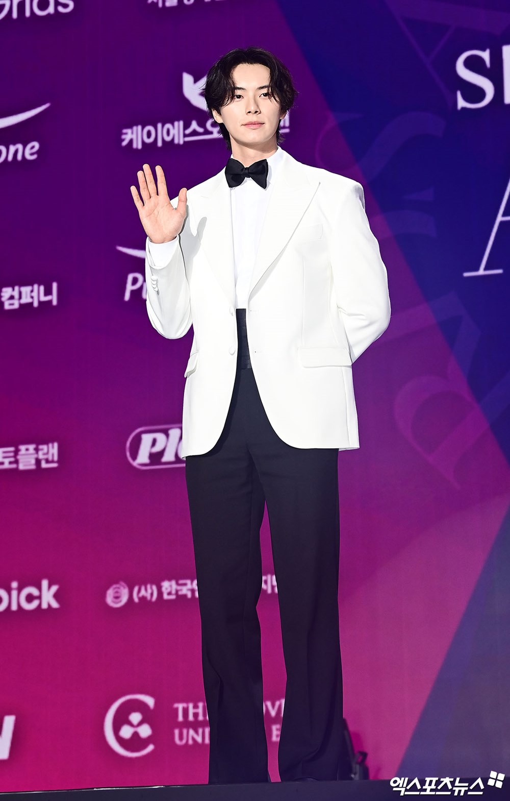 Siêu thảm tím APAN Star Awards 2025: IU hóa “nữ thần mùa xuân”, 2 bạn trai màn ảnh của Yoona đụng độ - ảnh 5