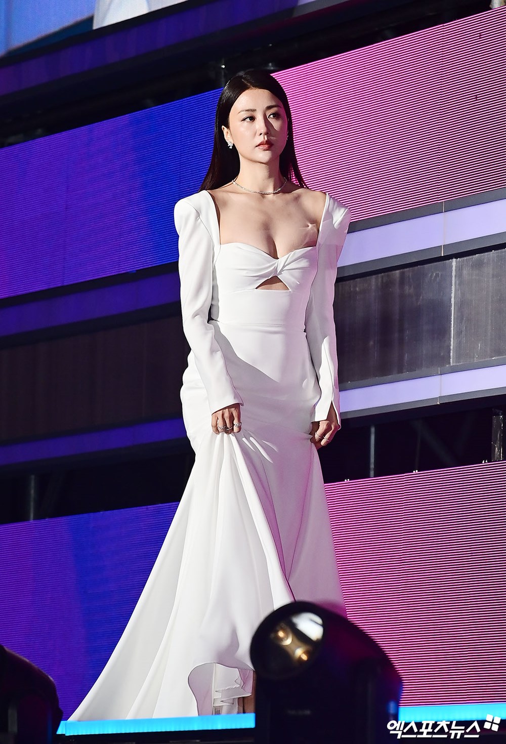 Siêu thảm tím APAN Star Awards 2025: IU hóa “nữ thần mùa xuân”, 2 bạn trai màn ảnh của Yoona đụng độ - ảnh 13