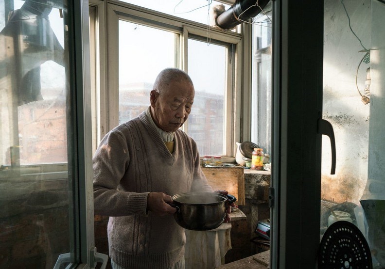 Sống đến 55 tuổi mới biết: Nếu không muốn về già cô đơn, có 3 việc KHÔNG THỂ làm - ảnh 1