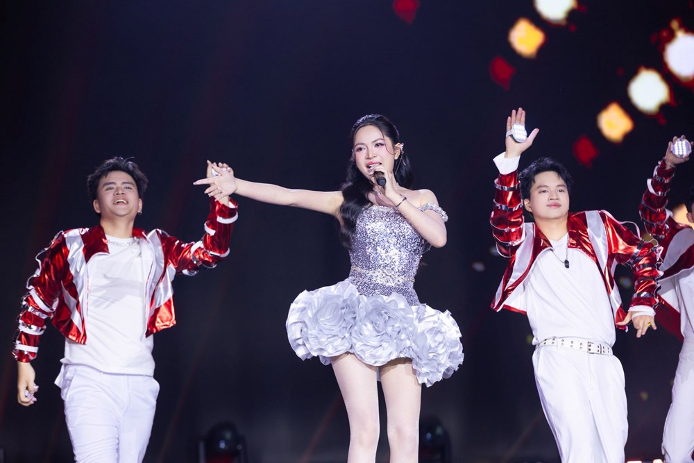 Điểm danh những ca sĩ đắt show của Vpop năm 2025 - ảnh 20