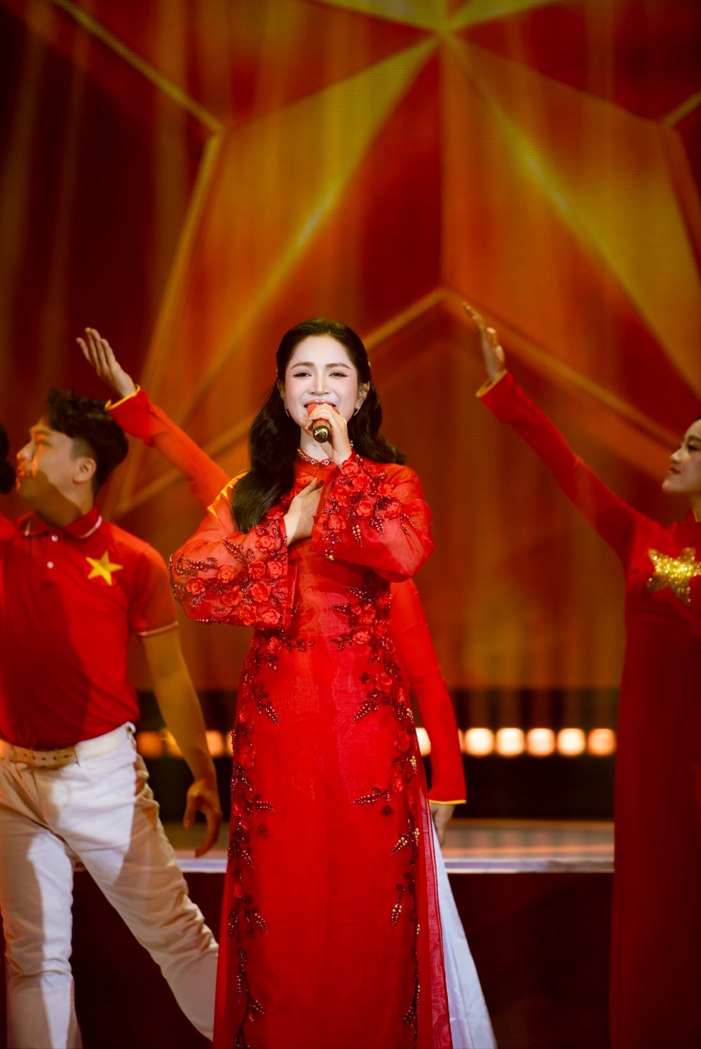 Điểm danh những ca sĩ đắt show của Vpop năm 2025 - ảnh 19