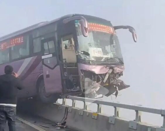 Tai nạn liên hoàn trên cầu, xe khách treo lơ lửng giữa không trung  - ảnh 2