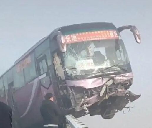 Tai nạn liên hoàn trên cầu, xe khách treo lơ lửng giữa không trung  - ảnh 1