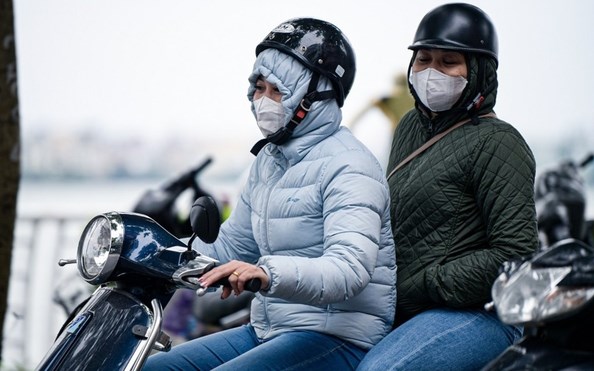 Không khí lạnh mạnh dồn dập, miền Bắc lạnh tê tái, nhiệt độ giảm sâu: Hà Nội chạm ngưỡng 10°C - ảnh 1