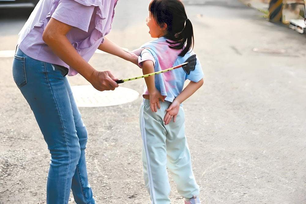Chuyên gia nói “Thương cho roi cho vọt” là SAI: Trẻ bị đánh lúc 3 tuổi có nguy cơ trở nên hung hăng cao hơn tới 50% - ảnh 1