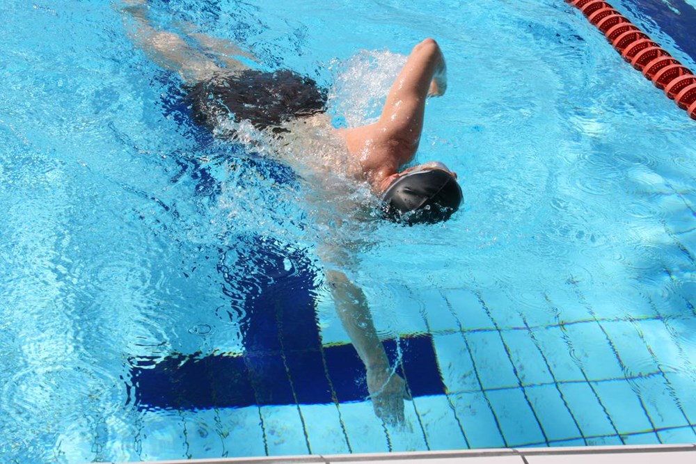 Bé trai 12 tuổi đeo 2 phao vẫn đuối nước tại bể bơi sâu 100cm - ảnh 1