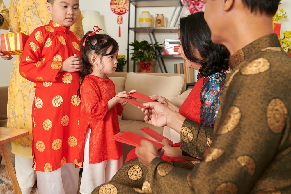 Cứ gần Tết lại đau đầu chuyện cũ: “Tịch thu” hay để con tự giữ tiền lì xì? Quyết định của cha mẹ có thể theo con cả đời - ảnh 1
