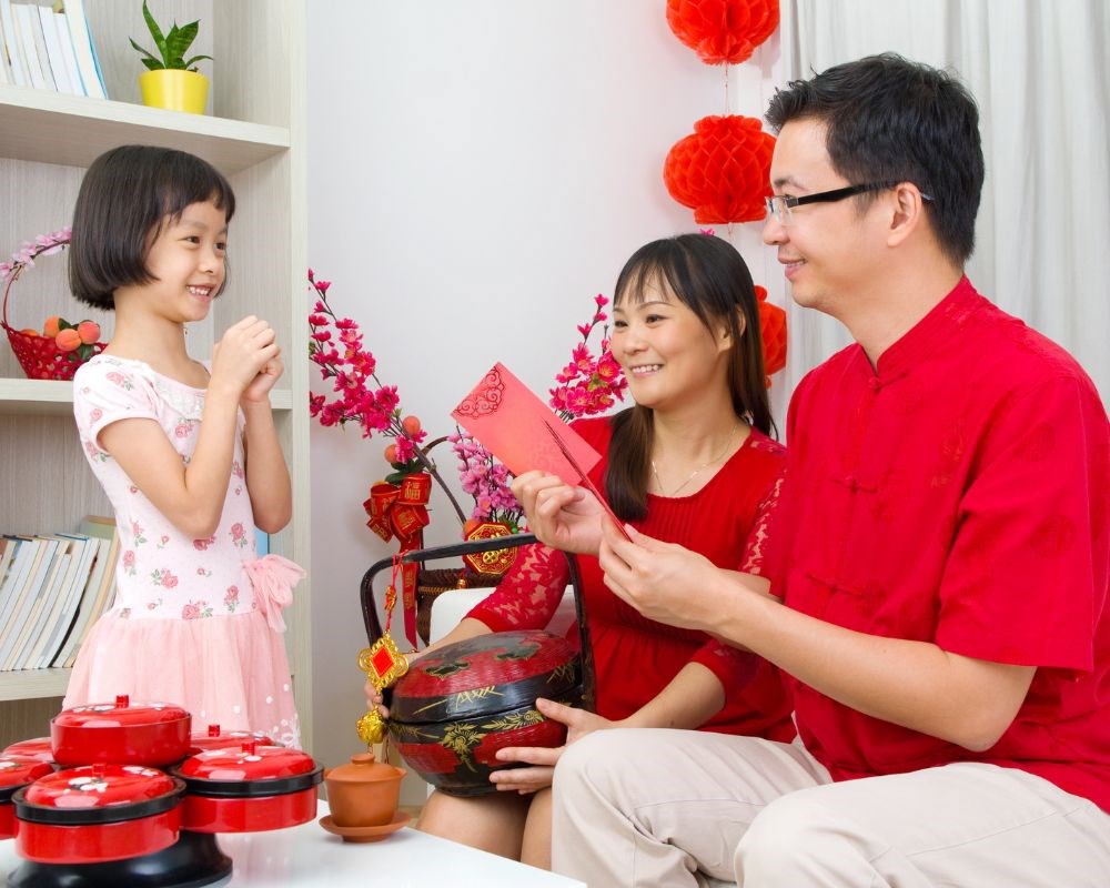 Cứ gần Tết lại đau đầu chuyện cũ: “Tịch thu” hay để con tự giữ tiền lì xì? Quyết định của cha mẹ có thể theo con cả đời - ảnh 2