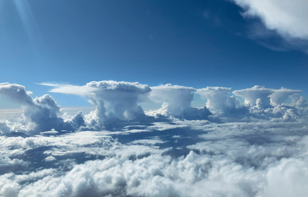 Phi công chụp lại hình ảnh sốc ở độ cao 150km từ cửa sổ máy bay - ảnh 1