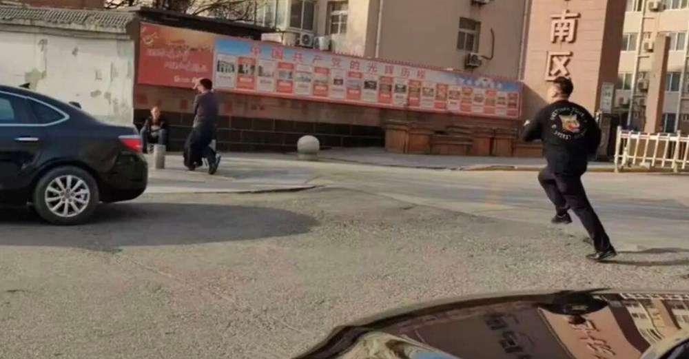 Người phụ nữ bị “lừa đảo vàng” kiểu mới, tự tay cầm thỏi vàng nửa cân trị giá gần 2 ỉ giao cho tội phạm - ảnh 1