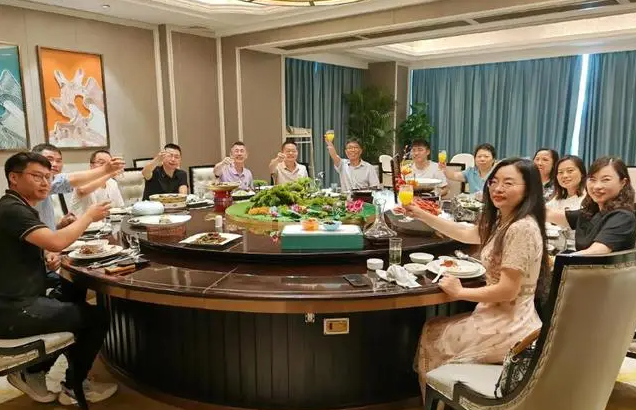 Đi họp lớp sau 10 năm, hễ định gắp đồ ăn thì bị xoay mâm: Tôi rời nhóm chat khi vô tình nhìn vào điện thoại bạn cũ - ảnh 1